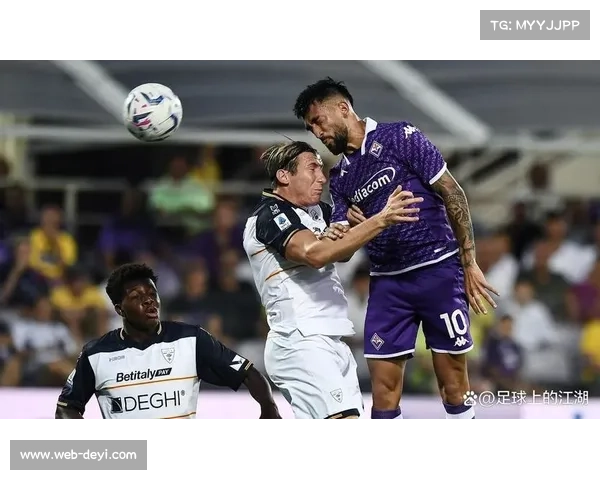 佛罗伦萨球迷展示支持横幅，逆境中团结助球队抢分